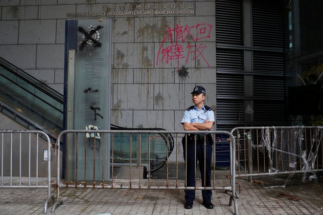 Sledi razbitih jajc in grafiti na fasadi sedeža policije v Hongkongu so nema priča pravkar končanih protestov. FOTO: Ann Wang/Reuters