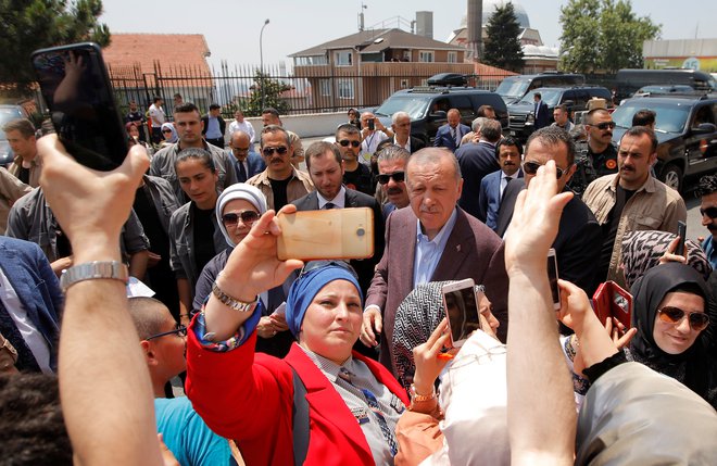 Erdoğan po oddaji glasu. FOTO: Kemal Aslan/Reuters