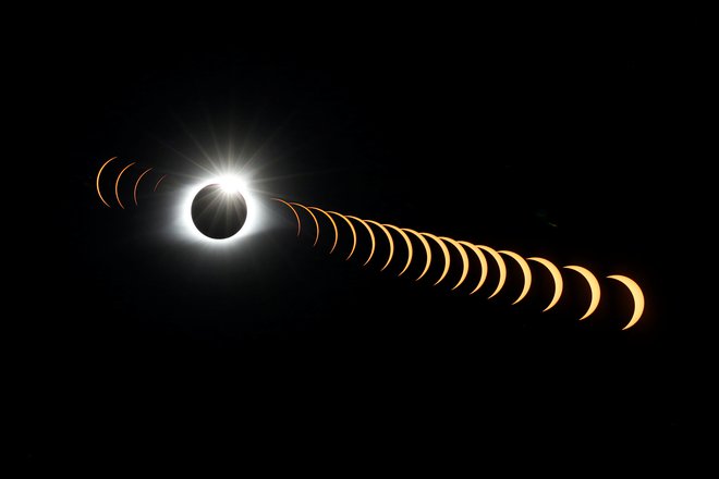 Sestavljena ortografija popolnega sončevega mrka avgusta leta 2017.&nbsp;FOTO: Jonathan Ernst Reuters