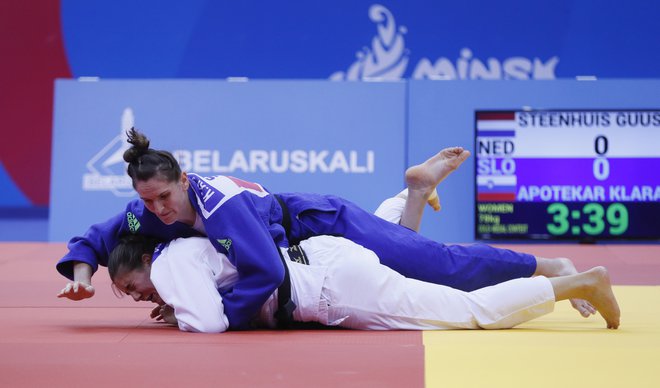 Klara Apotekar (zgoraj) je proti veliki tekmici Nizozemki Guusje Steenhuis dolgo čakalo na svojo priložnost in jo z metom na bok dočakala minuto in pol pred koncem dvoboja. FOTO: Reuters