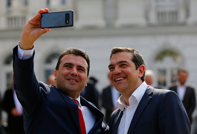 Makedonski premier Zoran Zaev je po rešitvi spora o imenu države z grškim kolegom Aleksisom Ciprasom posnel selfi. Kako uspešen bo v odnosih z Bolgarijo? Foto: Reuters