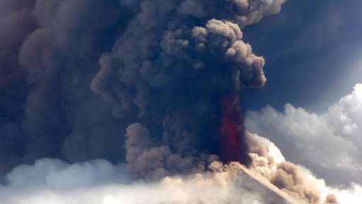 Zračni posnetek izbruha ognjenika Ulawun na Bismarcovem otočju. FOTO Craig Powell/Niugini Helicopters/AFP