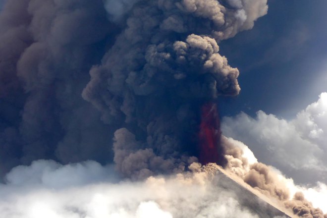 Zračni posnetek izbruha ognjenika Ulawun na Bismarcovem otočju. FOTO Craig Powell/Niugini Helicopters/AFP