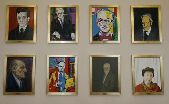 V rektoratu imajo zbirko portretov nekdanjih rektorjev, zanimivo zaradi različnih slogov, v katerih so naslikani. Foto Blaž Samec