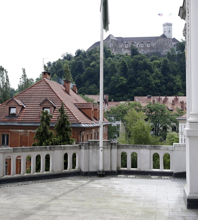 Z legendarnega balkona slovenske zgodovine se odpira pogled na trg in tudi Grad. Foto Blaž Samec