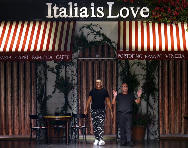 Stefano Gabbana (desno) in Domenico Dolce modo jemljeta s smehom. Foto Reuters