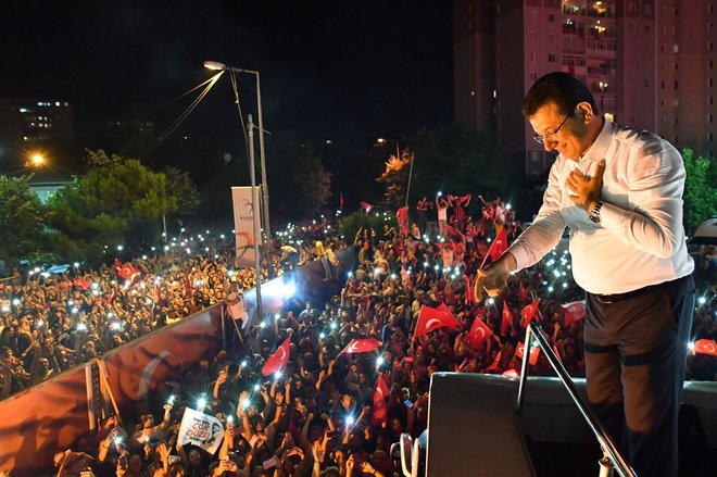 Ekrem İmamoğlu, zmagovalec županskih volitev v Istanbulu. FOTO: AFP