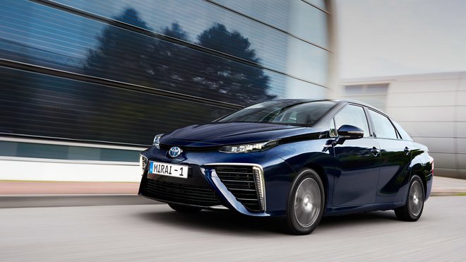 Toyota mirai je bila predstavljena leta 2014. Japonci pravijo, da gre za prvi serijski avtomobil na gorivne celice. FOTO: Toyota