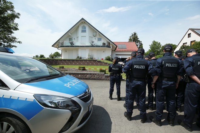 Policija ob hiši, kjer je bil umorjen lokalni politik. FOTO: Ralph Orlowski/Reuters