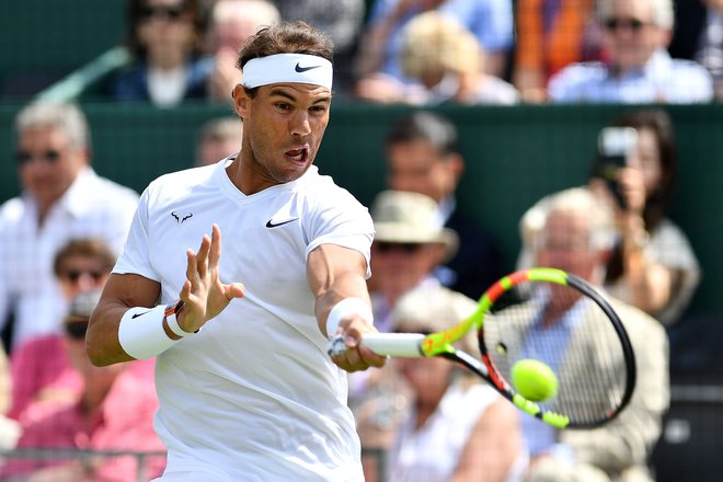 Rafael Nadal se je nazadnje za Wimbledon na travnatih turnirjih pripravljal leta 2015, tudi letos po OP Francije ni igral. FOTO: AFP