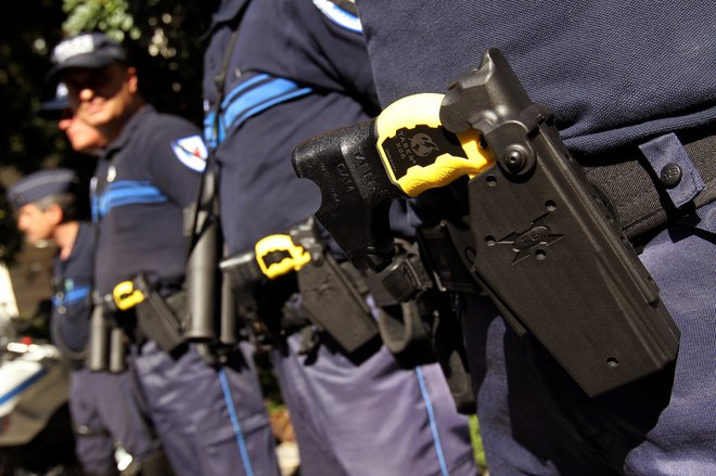 Električni paralizatorji slovenske policije so opremljeni s kamero, ki je ves čas aktivna (simbolična fotografija). FOTO: Reuters