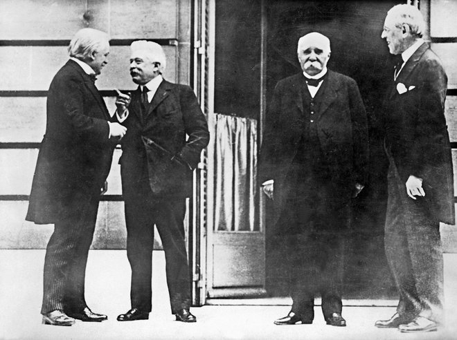Voditelji zmagovalk prve svetovne vojne, premieri Velike Britanije, Italije in Francije, David Lloyd George, Vittorio Emanuele Orlando in George Clemenceau, ter predsednik ZDA Woodrow Wilson (na fotografiji z leve) na pariški mirovni konferenci.<br />
FOTO: AFP