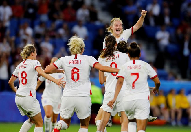 Strelka tretjega gola za Anglijo Lucy Bronze in njene kolegice so se takole veselile preboja v polfinale svetovnega prvenstva. FOTO: Reuters