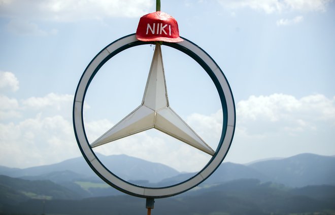 Navijači so v spomin na Nikija Laudo&nbsp;obesili na Mercedesov znak rdečo čepico z Nikijevim imenom. FOTO: AFP