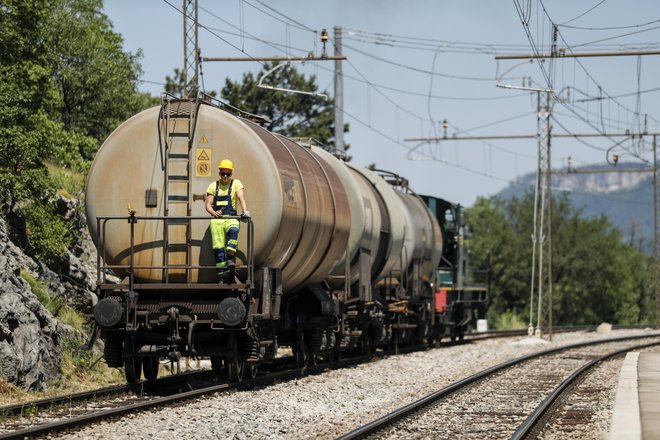 Slovenske železnice morajo po navodilih agencije za okolje takoj odstraniti vso zemljino, za katero se izkaže, da je prepojena s kerozinom.<br />
Foto Uroš Hočevar