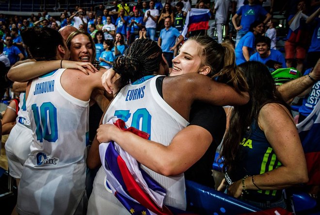 Slovenske košarkarice so po pomembni zmagi planile v objem tudi navijačem. FOTO: FIBA