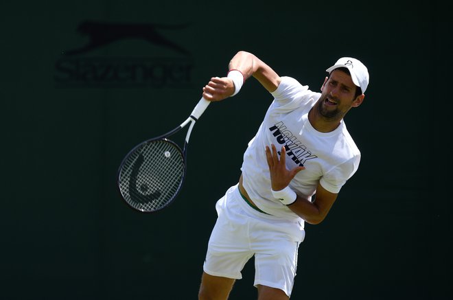 Branilec naslova Novak Đoković je tudi letos prvi favorit za zmago, v Wimbledonu se je njegovi ekipi pridružil Goran Ivanišević. FOTO: Reuters