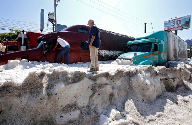 Debelina zapadla toče sega do dva metra. FOTO: AFP