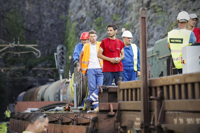 Odstranjevanje posledic nesreče v predoru pri Hrastovljah. Foto Uros Hocevar