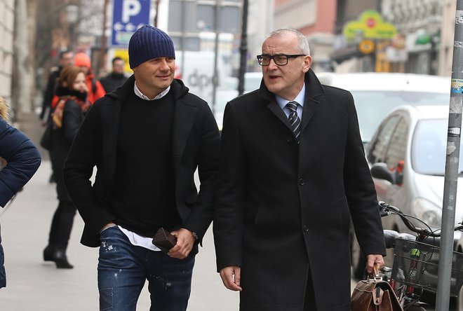 Dragan Tošić s svojim zagovornikom Janezom Koščakom pred razglasitvijo sodbe marca lani. FOTO: Jože Suhadolnik