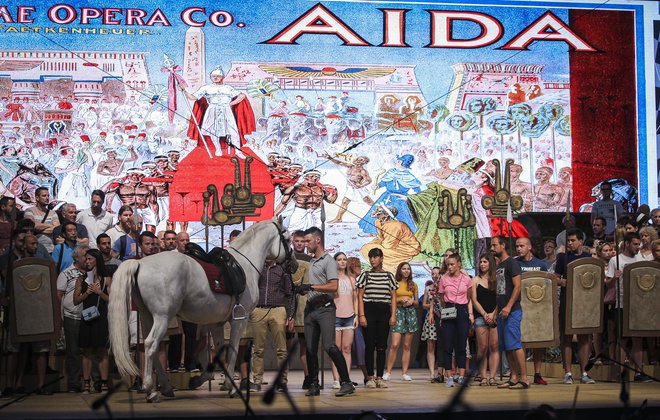 Otvoritveno opero ljubljanskega festivala, opero Aida,&nbsp;bo izvedla več kot štiristoglava ekipa. Na fotografiji prizor s sobotne vaje. Foto Jože Suhadolnik