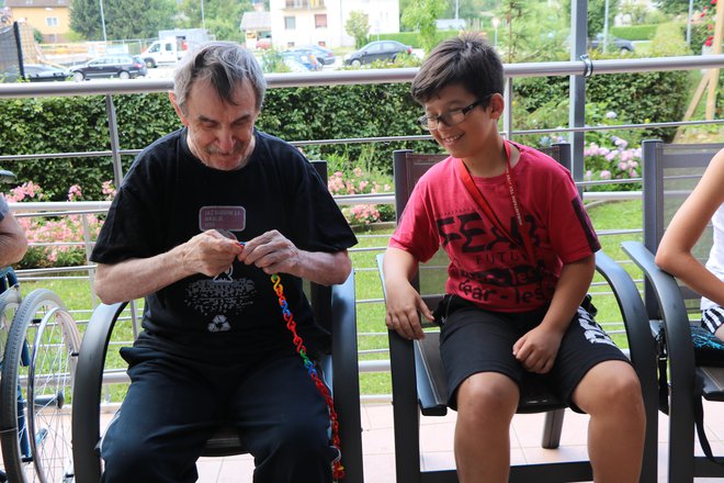 Med poletnim varstvom se otroci zaposlenih družijo s stanovalci že pri jutranji telovadbi. FOTO: Jože Pojbič/Delo