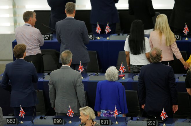 Ob začetku današnje seje je 29 poslancev iz stranke Brexit britanskega evroskeptika Nigela Faragea obrnilo hrbet evropski himni oziroma so se obrnili stran od izvajalcev Beethovnove Ode radosti.&nbsp;Foto: Vincent Kessler/Reuters
