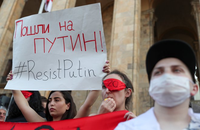 Demonstracije proti &raquo;ruski okupaciji&laquo; separatističnih republik v Gruziji trajajo že več kot deset dni. Foto: Reuters
