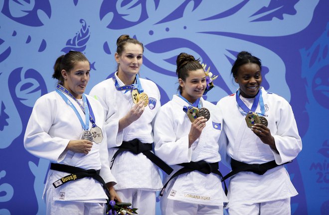 Klara Apotekar (druga z leve) si je z naslovom evropske prvakinje poplačala ves trud. FOTO: Reuters