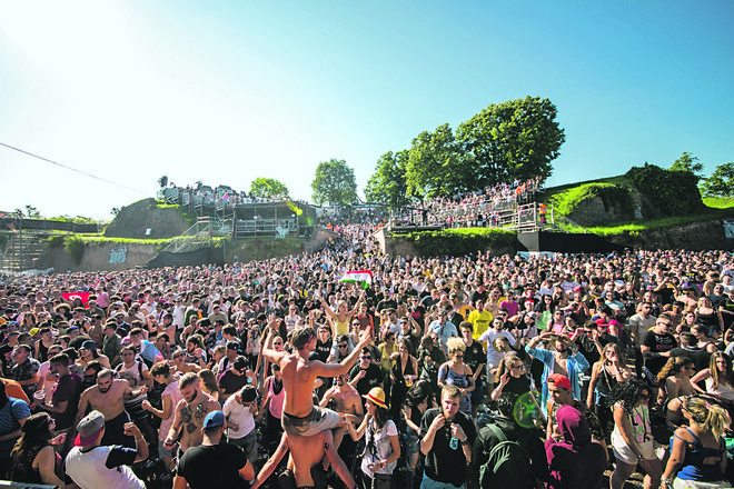 Slikovito vojaško trdnjavo Petrovaradin na hribčku nad Donavo, v kateri je zdaj muzej, so do nedelje, ko se festival konča, poimenovali Trdnjava miru. Fotografije arhiv festivala.