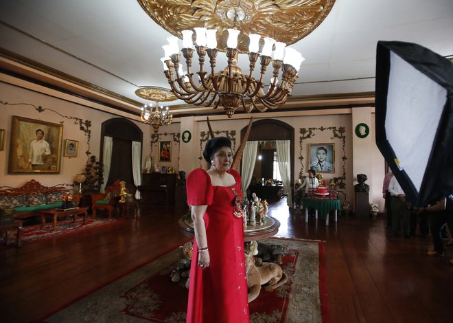 Imelda Marcos na 85. rojstni dan (2015), v predsedniški palači, kjer še vedno visi portret njenega moža. FOTO: Reuters