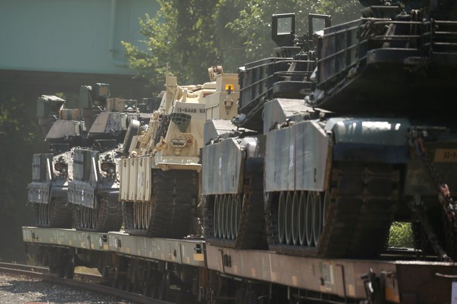 Dan pred proslavo so v ameriški prestolnici že opazili tanke in oklepna vozila. Foto: Leah Millis/Reuters