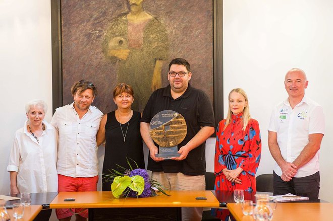 Predaja pokala za Naj gostitelja v idrijski mestni hiši. FOTO: Organizatorji dirke po Sloveniji