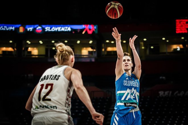 Eva Lisec je zaradi poškodbe odigrala le dve tekmi na EP. FOTO: FIBA