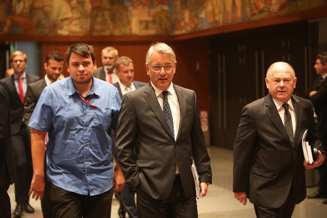 Poslanca SD Matjaž Han (C), Samo Bevk (D) in drugi na izredni seji DZ, kjer se odloča o prihodnjem slovenskem mandatarju. Ljubljana, Slovenija 17.avgusta 2018.
[Han Matjaž,Bevk Samo,SD,politika,politiki,politične stranke,poslanci,državni zbor,DZ,parlament,Ljubljana,Slovenija]