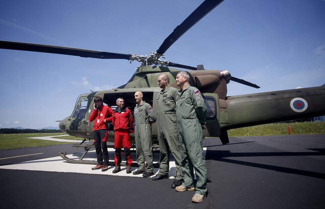 Dežurno helikoptersko ekipo za reševanje v gorah sestavlja 62 licenciranih oseb, od tega 17 zdravnikov. FOTO: Roman Šipić/Delo