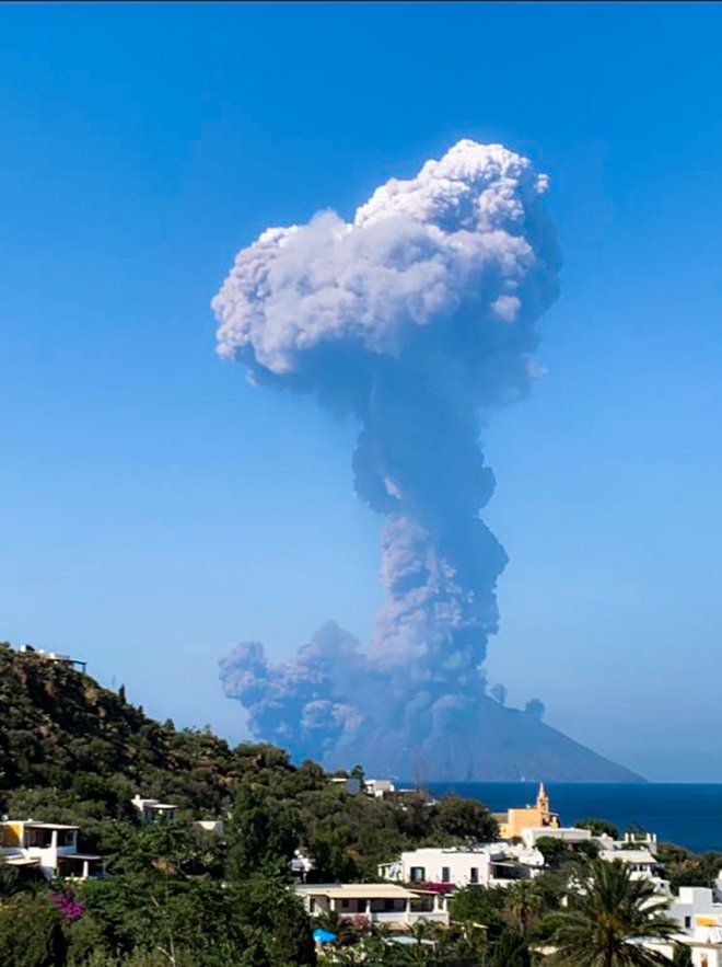 Na pobočju vulkana je izbruhnilo več požarov, na otoku je veliko dima, videti je tekočo lavo. FOTO: AFP