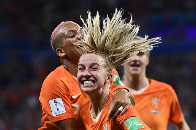 Jackie Groenen (na sredini) je v polfinalu zabila zmagoviti gol za Nizozemsko. FOTO: AFP