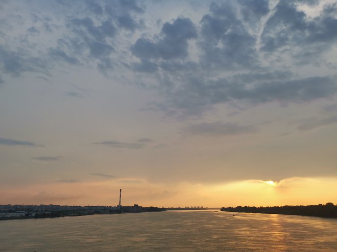 Kolesarska steza ob Donavi vzhodno od Beograda obstaja predvsem na papirju. V teh krajih se večkrat zgodi, da objavijo nekaj, česar (še) ni. Foto Milena Zupanič