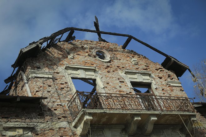 Hotel Bellevue, ki že leta vidno propada, bodo prenovili po natančnih navodilih zavoda za varstvo kulturne dediščine.