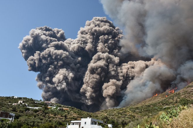 Dramatičen izbruh vulkana Stromboli. FOTO: Giovanni Isolino/AFP