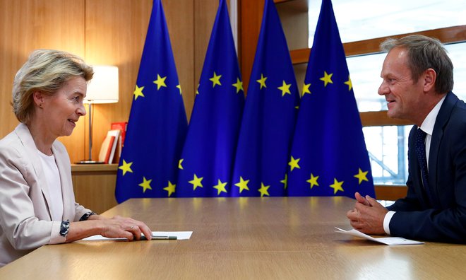 Ursula von der Leyen med srečanjem s predsednikom evropskega sveta Donaldom Tuskom. FOTO: REUTERS
