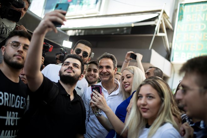 Kiriakos Micotakis je naslednik dinastije, ki je dolgo obvladovala desni pol grške politike, v predvolilni kampanji pa je poskušal delovati kot &raquo;evropski politik z modernimi populističnimi nastavki&laquo;. Foto Reuters