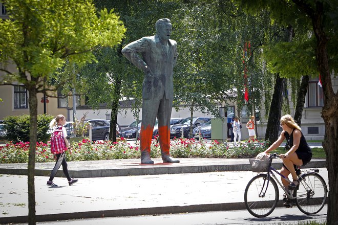 Mediji so enoglasno poročali o vandalizmu. FOTO: Mavric Pivk