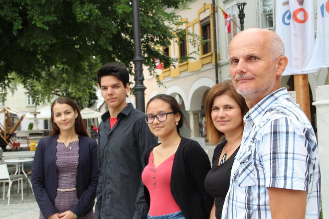 Danijela Erenda, Anže Kocjančič, Nikita Galuh Kapušin, Vesna Parkelj in Roman Kapš po sprejemu pri novomeškem županu. FOTO: Simona Fajfar