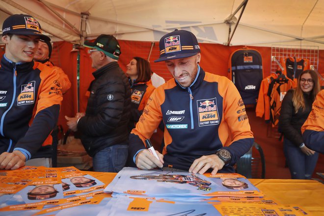 Antonio Cairoli (na fotografiji) in Tim Gajser sta se v prvem delu sezone dvobojevala med sabo iz dirke v dirko, nihče jima ni bil kos, nato je korak naprej storil Gajser, Cairoli pa se je poškodoval. FOTO: Leon Vidic/Delo