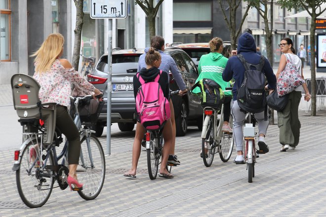 V Ljubljani smo pogosto priča vožnjam v napačni smeri in brez čelad, po pločnikih za pešce, neupoštevanju rdečih luči na semaforjih ... Foto Tomi Lombar