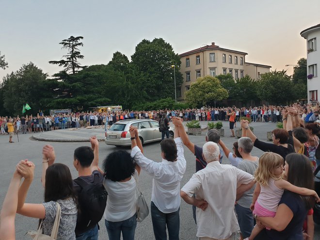 Protestno srečanje <em>Nikoli več zidov</em> (<em>Mai piu muri</em>) sta pripravili ibanji Goriška.si in Forum Gorizia. FOTO: Nejc Gole/Delo