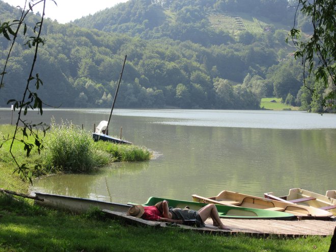 Mnogi se prihajajo odpočit ob jezero, turistov tu zagotovo ne bi manjkalo. FOTO: Špela Kuralt/Delo