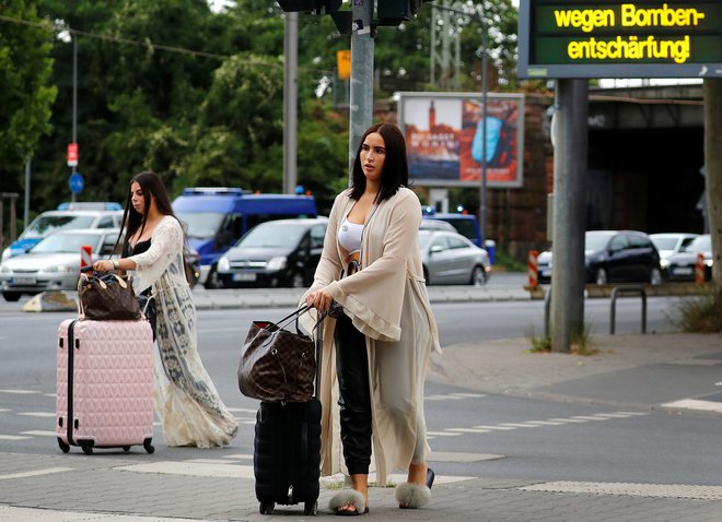 Okoli 16.500 ljudi je moralo do 8. ure zapustiti domove. FOTO: Kai Pfaffenbach/Reuters